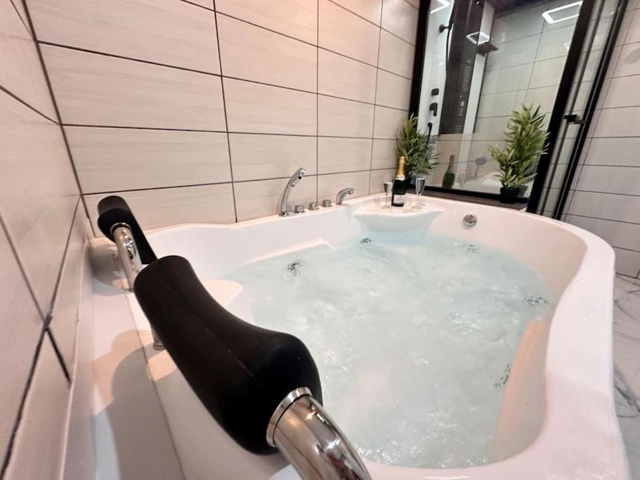 E Servagnat T3 Luxe Avec Sauna Jacuzzi Et Hammam เอแปร์เน ภายนอก รูปภาพ