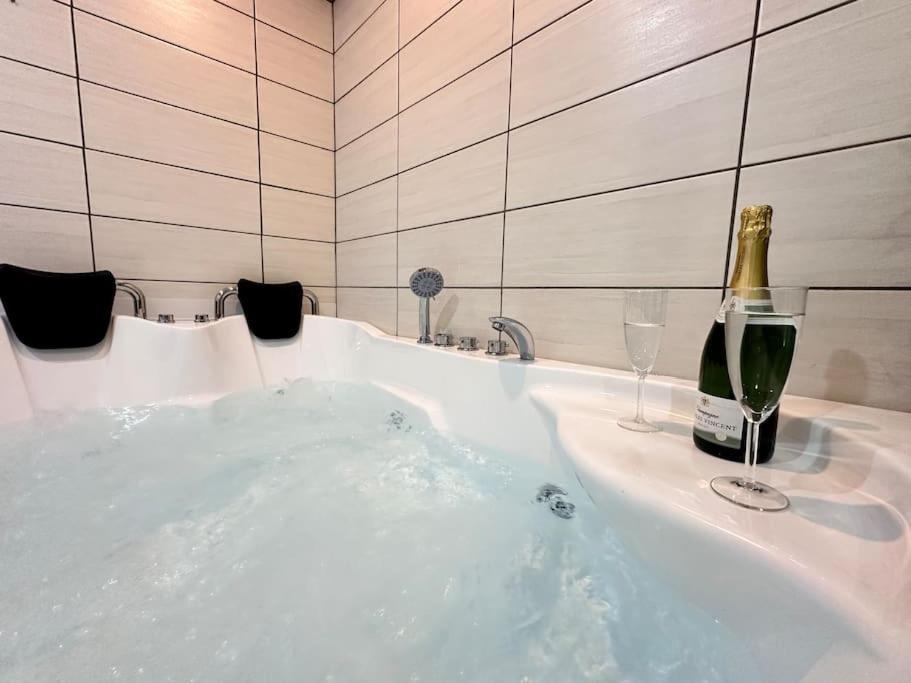 E Servagnat T3 Luxe Avec Sauna Jacuzzi Et Hammam เอแปร์เน ภายนอก รูปภาพ