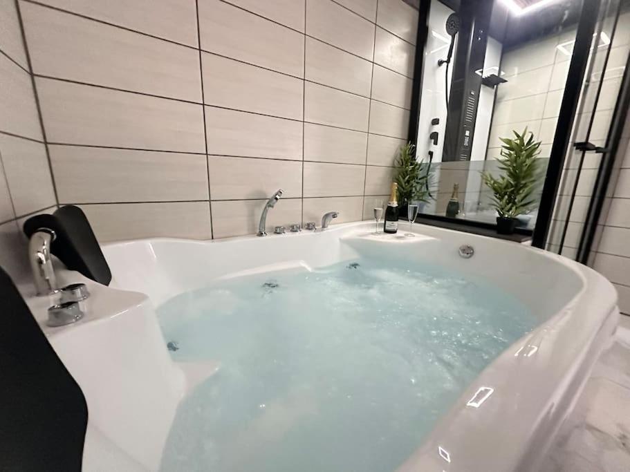 E Servagnat T3 Luxe Avec Sauna Jacuzzi Et Hammam เอแปร์เน ภายนอก รูปภาพ